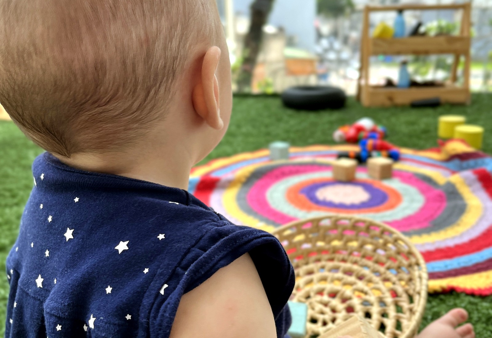 Bebê observando o espaço preparado para brincar